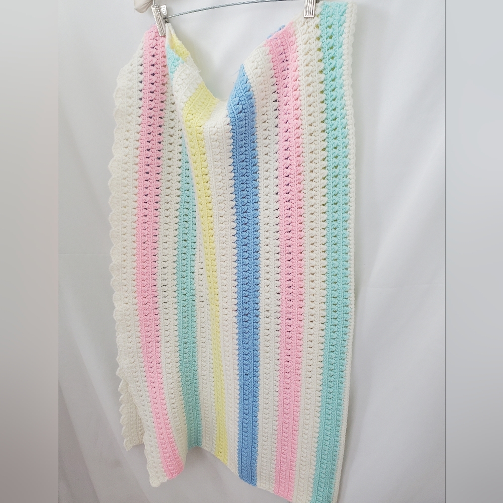 Vintage crocheted striped pastel baby blanket - Picture 3 of 6